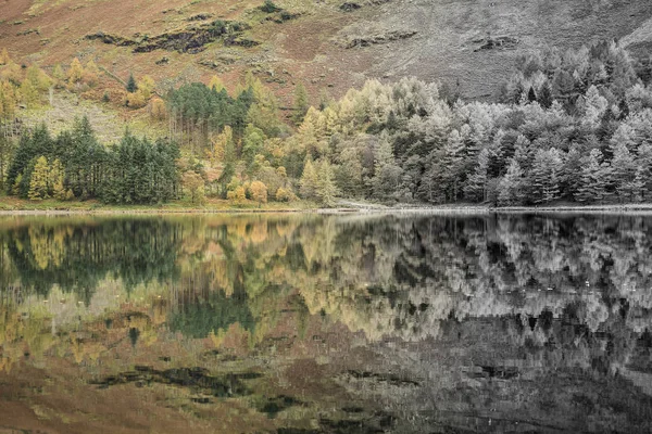 Piękny obraz krajobraz koncepcja jesień jesień jezioro Buttermere — Zdjęcie stockowe