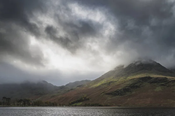 Mooie herfst herfst landschap foto van Lake Buttermere in Lake — Stockfoto