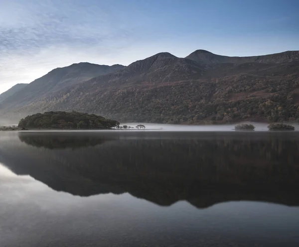 Imagem bela paisagem Outono Outono Outono de Crummock Água em sunri — Fotografia de Stock