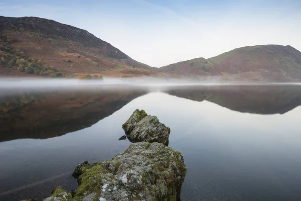 Mooi herfst herfst landschap beeld van Crummock Water bij sunri — Stockfoto