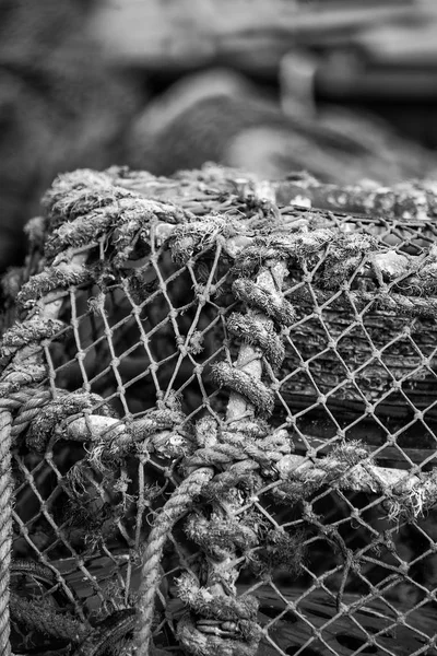 Старый винтажный горшок из веревочного лобстера, используемый в рыбной промышленности — стоковое фото