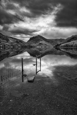 Lake Bu güzel sonbahar sonbahar siyah beyaz manzara görüntüsü