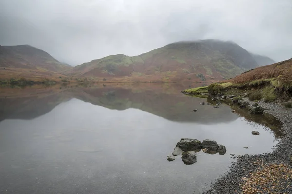 Beautiful Autumn Fall landscape image of Crummock Water at sunri — Stock Photo, Image