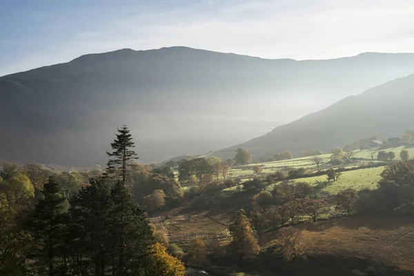 Hermosa Otoño Otoño amanecer niebla paisaje imagen sobre el país —  Fotos de Stock