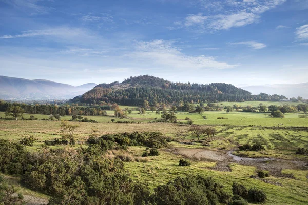 Hermosa Otoño Otoño amanecer niebla paisaje imagen sobre el país — Foto de Stock