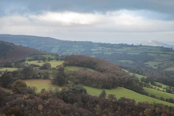 Prachtig landschap foto van verlaten steengroeve overgenomen door natur — Stockfoto