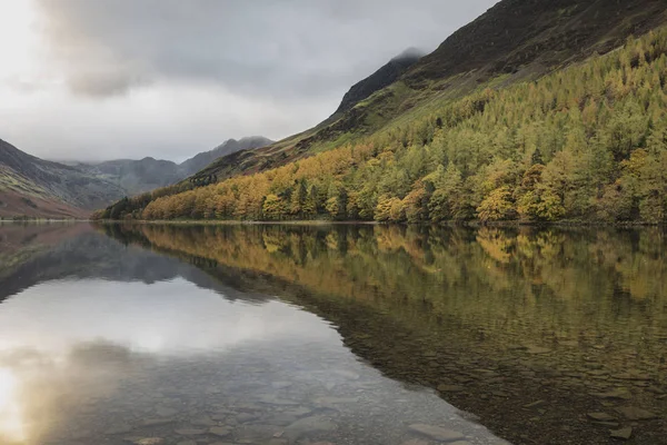 Hermosa caída de otoño imagen del paisaje del lago Buttermere en el lago —  Fotos de Stock