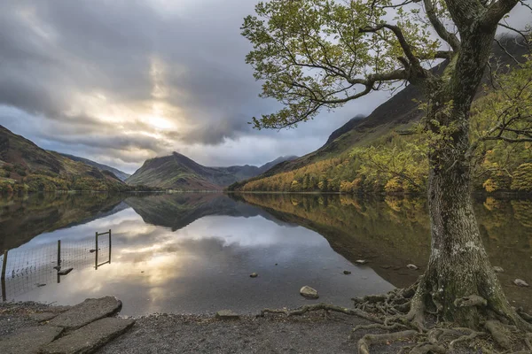 Beautiful Autumn Fall landscape image of Lake Buttermere in Lake — Stock Photo, Image