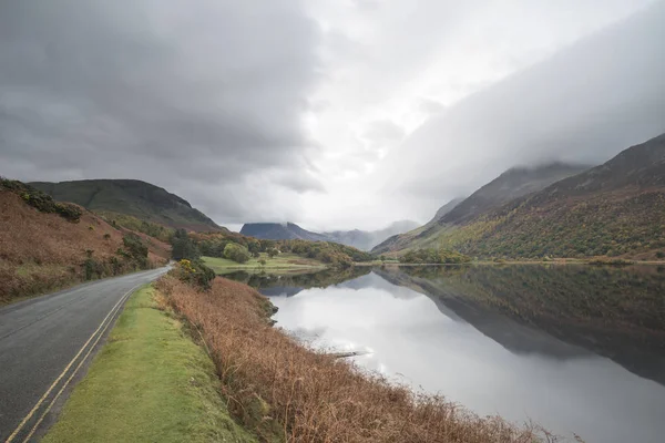 Hermosa imagen de otoño paisaje de otoño de Crummock Water en sunri —  Fotos de Stock