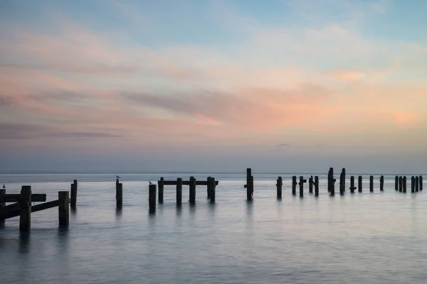 Hermosa imagen de paisaje de colorido amanecer sobre el océano y der —  Fotos de Stock