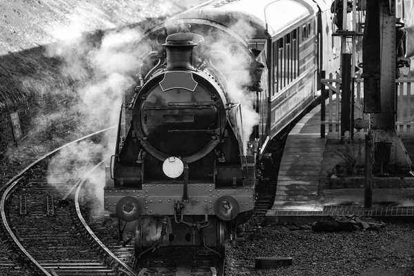 Hertifage velho motor ferroviário a vapor vintage na estação com cheio — Fotografia de Stock