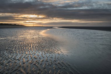 Güzel bir plaj sahil düşük tide manzara görüntü gündoğumu ile