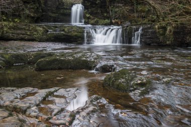 Güzel şelale peyzaj resim sonbahar sonbahar sırasında ormandaki