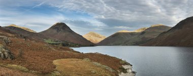 Wast su ve dağlarda güzel günbatımı manzara görüntüsü 