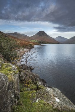 Wast su ve dağlarda güzel günbatımı manzara görüntüsü 