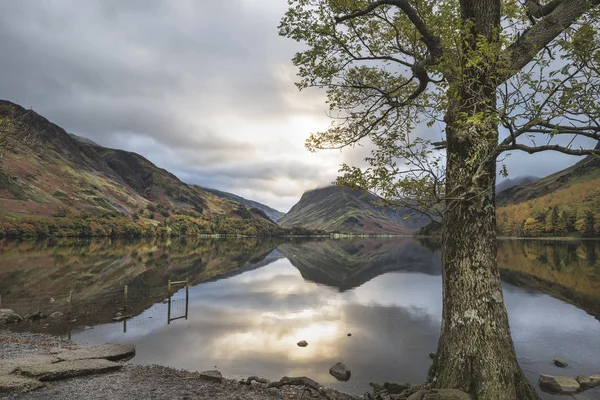 Bela Outono Outono imagem da paisagem do Lago Buttermere no Lago — Fotografia de Stock