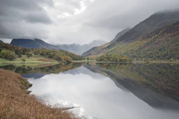 Beautiful Autumn Fall landscape image of Crummock Water at sunri — Stock Photo, Image