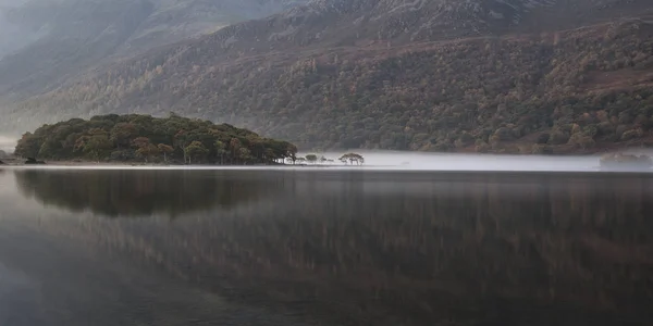 Vackra höst höst landskapet bilden av Crummock vatten på sunri — Stockfoto