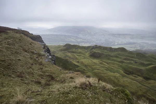 Atemberaubendes Landschaftsbild des verlassenen Steinbruchs von der Natur übernommen — Stockfoto