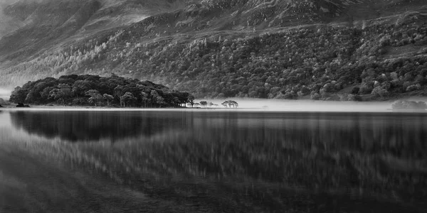 Hermosa caída de otoño imagen de paisaje en blanco y negro de Crummoc —  Fotos de Stock