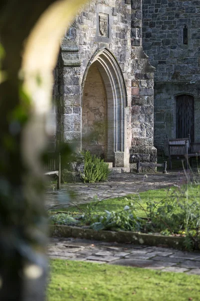 Blick durch steinernen Torbogen in wunderschöne mittelalterliche Landschaft — Stockfoto