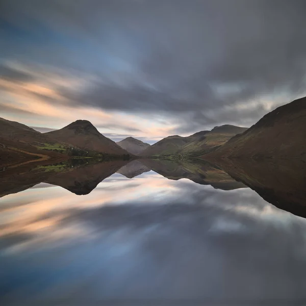 Beautiful sunset landscape image of Wast Water and mountains in — Stock Photo, Image