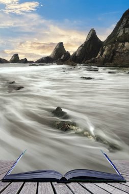 Çarpıcı renkli sunset beach yatay, sivri kaya f üzerinde