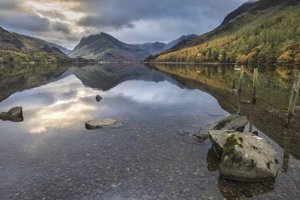 Beautiful Autumn Fall landscape image of Lake Buttermere in Lake — Stock Photo, Image