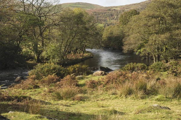 Prachtige Autumn Fall landschap foto van rivier stream in Lake Dis — Stockfoto