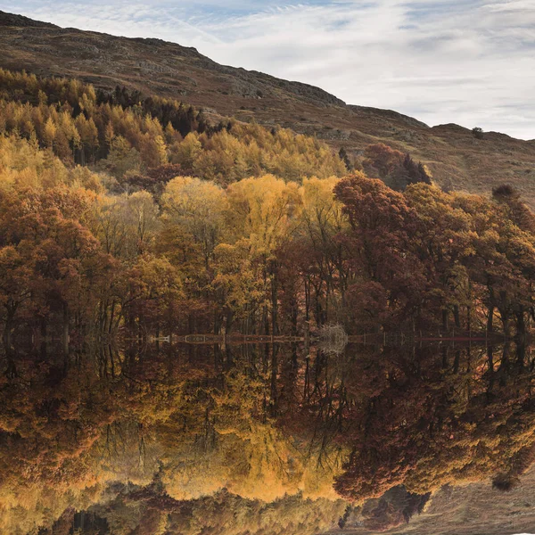 Impresionante Otoño Otoño paisaje imagen de amplio campo en el lago — Foto de Stock