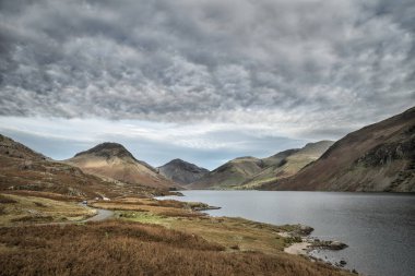 Wast su ve dağlarda güzel günbatımı manzara görüntüsü 