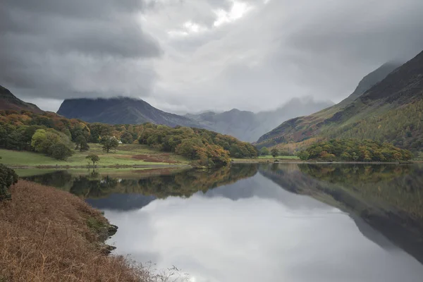 Schöne Herbst Herbst Landschaft Bild von Krümel Wasser bei sunri — Stockfoto