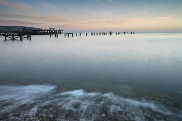 Bella immagine del paesaggio di alba colorata sull'oceano e der — Foto Stock