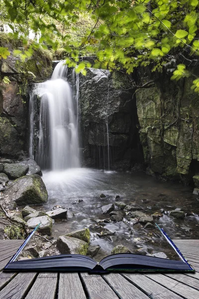 Bella cascata nel paesaggio forestale lunga esposizione che scorre th — Foto Stock