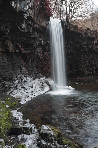 Bella cascata immagine del paesaggio nella foresta durante Autunno Autunno — Foto Stock