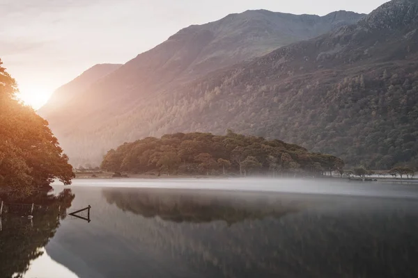 Imagem bela paisagem Outono Outono Outono de Crummock Água em sunri — Fotografia de Stock