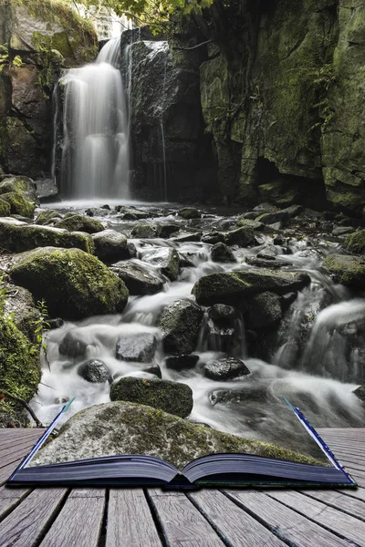 森林風景の長時間露光の th を流れる美しい滝 — ストック写真