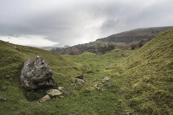 Atemberaubendes Landschaftsbild des verlassenen Steinbruchs von der Natur übernommen — Stockfoto