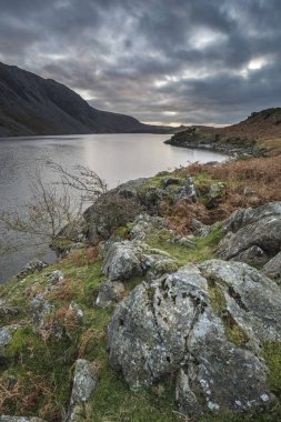 Wast su ve dağlarda güzel günbatımı manzara görüntüsü 