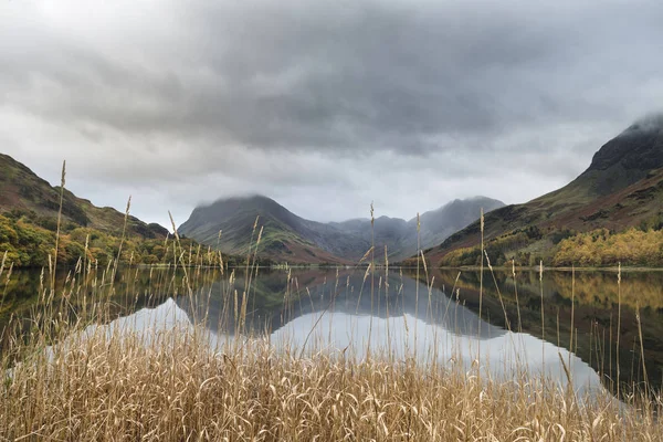 Hermosa caída de otoño imagen del paisaje del lago Buttermere en el lago —  Fotos de Stock