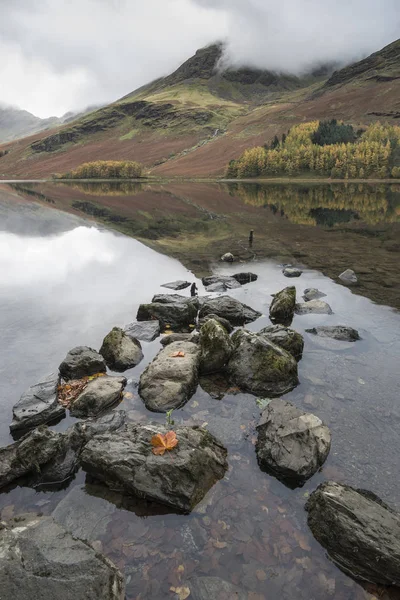 Bela Outono Outono imagem da paisagem do Lago Buttermere no Lago — Fotografia de Stock