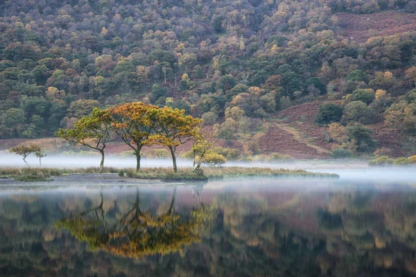 Schöne Herbst Herbst Landschaft Bild von Krümel Wasser bei sunri — Stockfoto