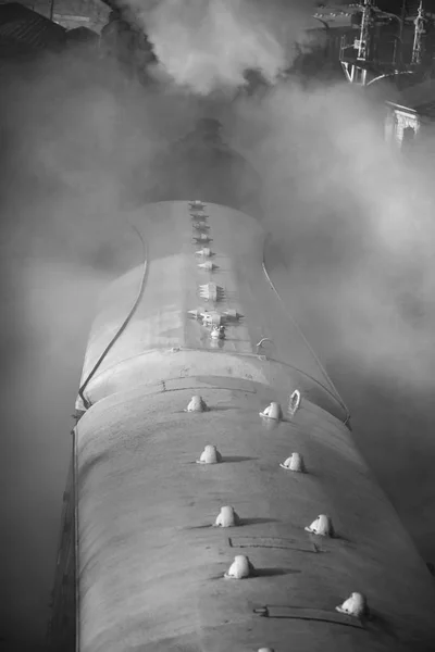 Restaurierte Dampflokomotive aus der viktorianischen Ära mit Volldampf in bla — Stockfoto