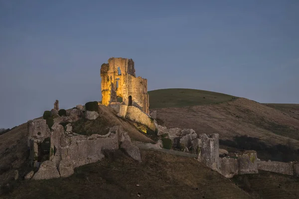 Bellissime rovine medievali del castello nel paesaggio autunnale al tramonto — Foto Stock