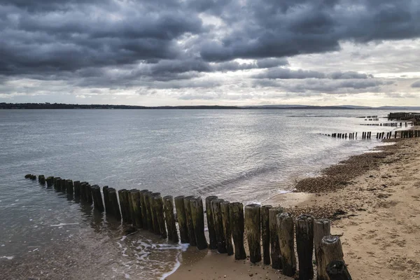 Paesaggio Moody mare guardando attraverso Solent a Isola di Wight in En — Foto Stock