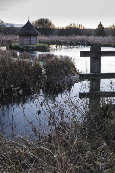 Bellissimo paesaggio sul gelido Mattina invernale di trappole per anguille sopra f — Foto Stock