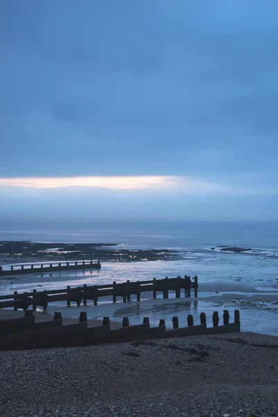 Cold Winter beach sunrise landscape at low tide with dramatic sk — Stock Photo, Image