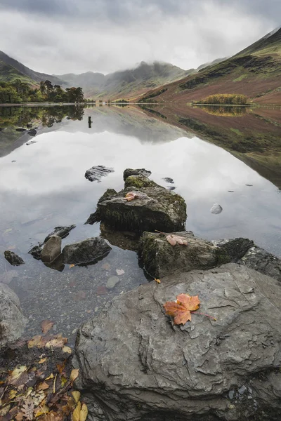 Bela Outono Outono imagem da paisagem do Lago Buttermere no Lago — Fotografia de Stock