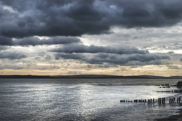 Lynnig hav landskap ser över Solent till Isle of Wight i sv — Stockfoto