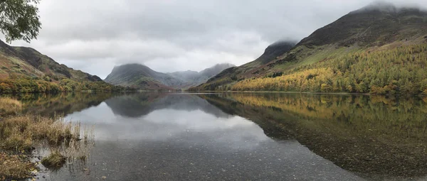 Piękny obraz krajobraz jesień jesień jezioro Buttermere w jeziorze — Zdjęcie stockowe